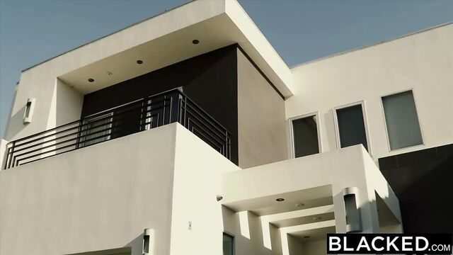 BLACKED - фигуристая блондинка изменяет парню с большим черным членом