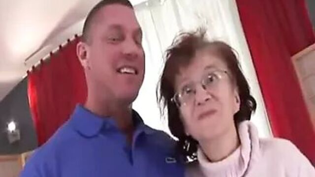 Старая бабушка любит член