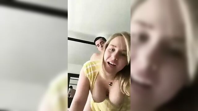 Блондинку трахнули сзади