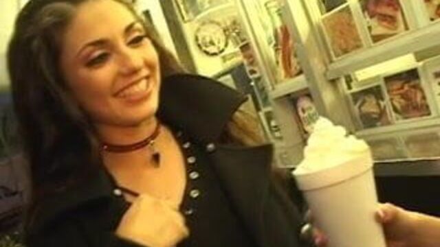 Ее первый лесбийский секс 10