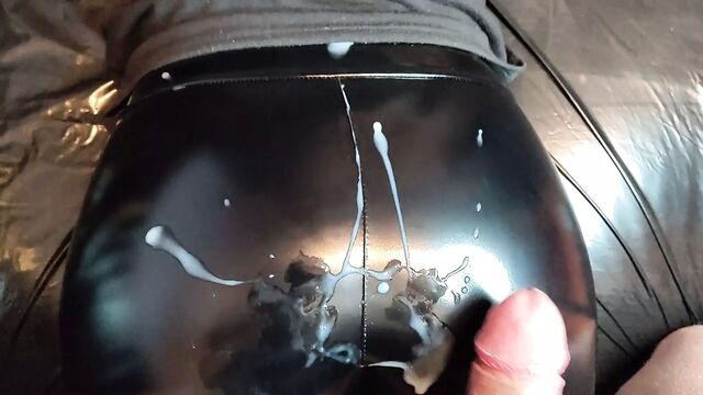 Два Камшота для Попки в Кожаных Леггинсах