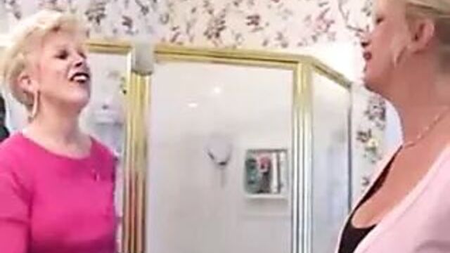 Две мамы дают своему студенту дополнительные уроки