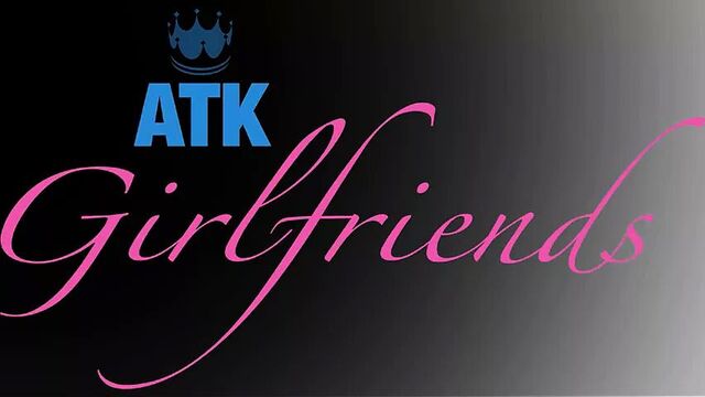 Marina Woods делает дрочку ногами и получает кримпай