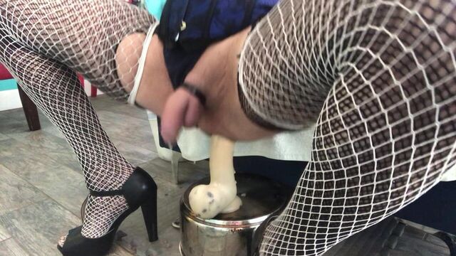 Сисси скачет на дилдо до оргазма