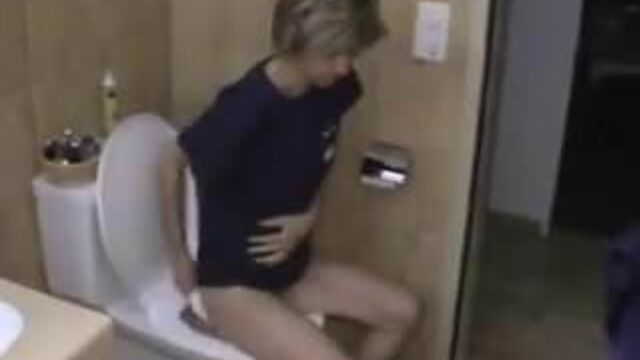 Наблюдаю, как жена писает