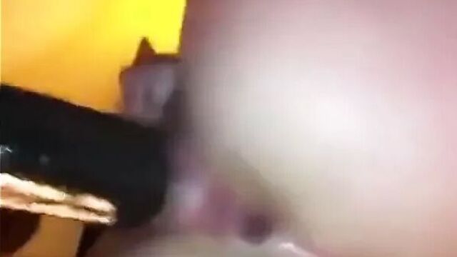 Муж наблюдает, как его жена принимает ее первый большой черный член