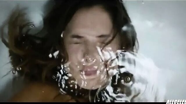 Natalie Krill и Mayko Nguyen под ее ртом