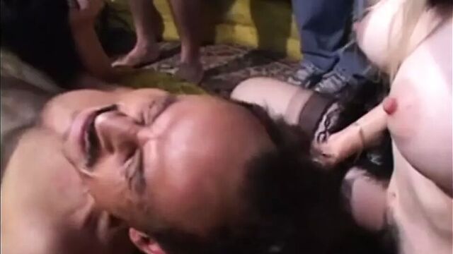 Лизание кончика заставит его закричать