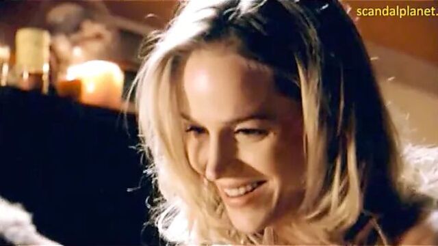 Julie Benz в Декстере с обнаженными сиськами и жопой scandalplanet.com