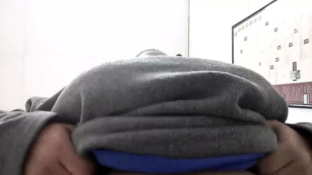 Чернокожая с большими сиськами показывает сиськи на работе ... снова