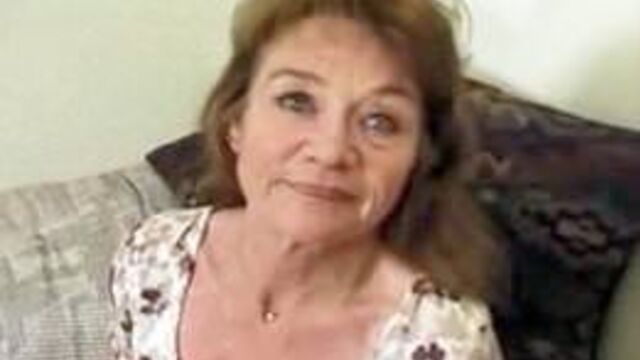 Бабушка в гэнгбэнге с камшотом на лицо