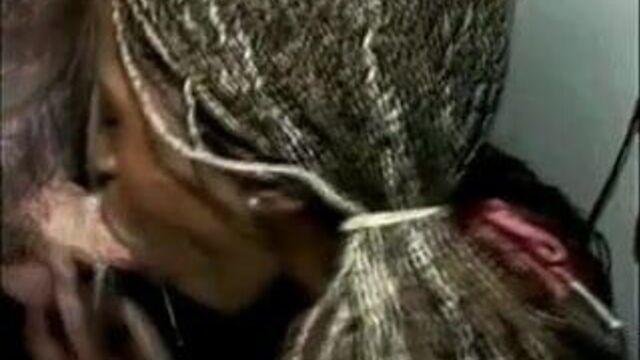 Миниатюрная черная шлюха принимает два белых