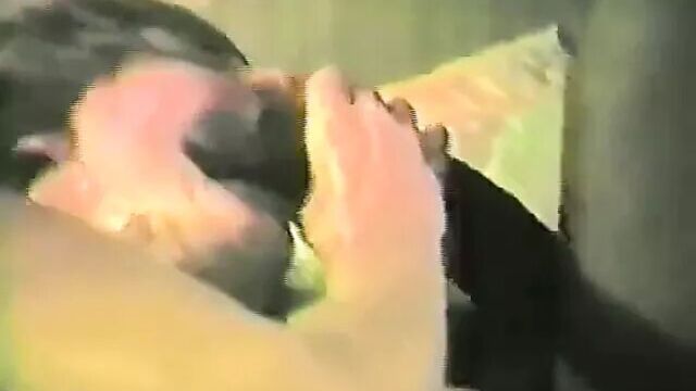 Винтажная жена куколда сопротивляется, чтобы принять большой черный член