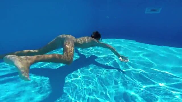 Голое время у бассейна