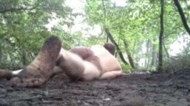 Дрочу в грязном лесу