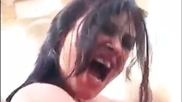 Две девушки фистят на балконе