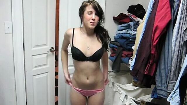 Симпатичная девушка раздевается (с настоящим звуком) 2 из 2