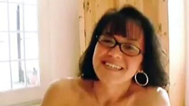 Зрелая жена раздевается для муженька