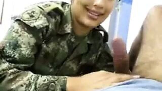 Настоящая латинская женщина-солдатка военная сосет член