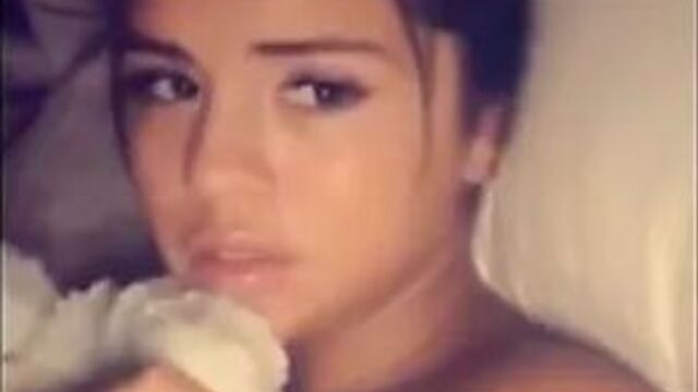 Мастурбация обнаженной Selena Gomez