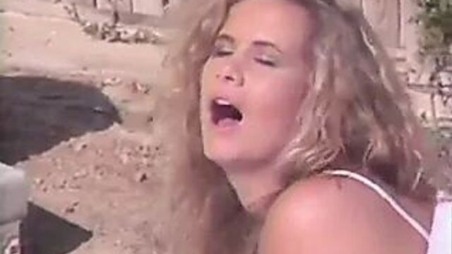 Анальный трах в порнозвезду 80-х, трах в очко