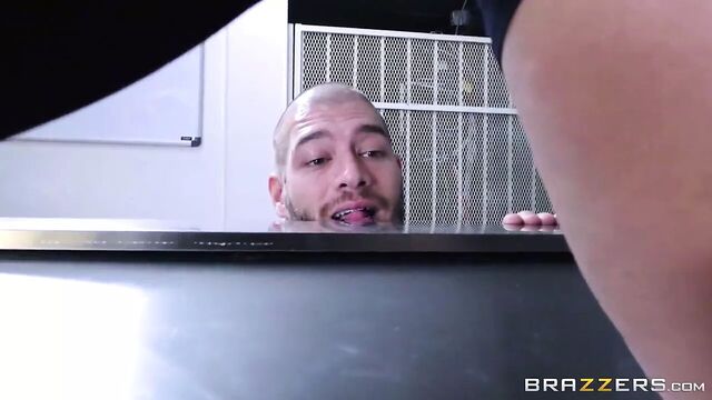Brazzers - грязная милфа Ava Addams трахает шеф-повара