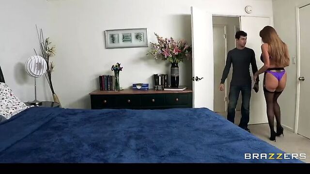 Горячая рыжая милфа-шлюшка-продавщица с большими сиськами трахает хуй клиента