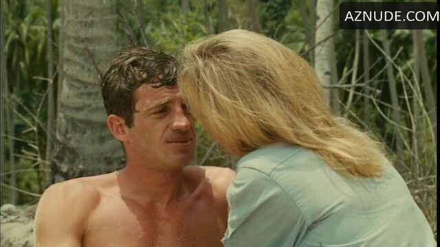 Ursula Andress в белом лифчике и трусиках