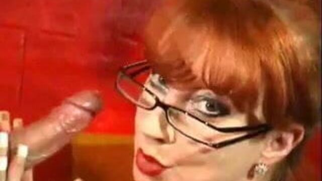 Рыжая милфа делает минет