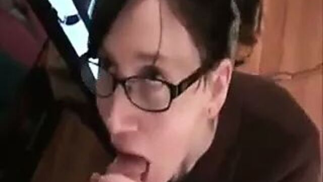 Глотает его порцию спермы, затем благодарит его