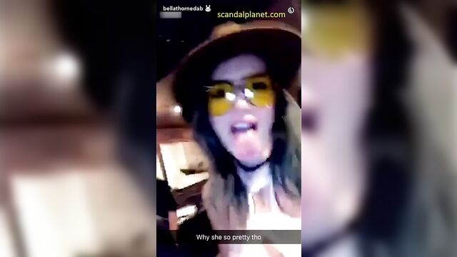 Обнаженные сиськи Bella Thorne в истории с Snapchat, scandalplanet.com