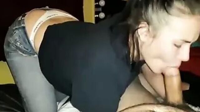 Да, она глотает