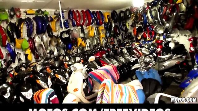 Девушку-байкершу с идеальным набором сисек трахают раком