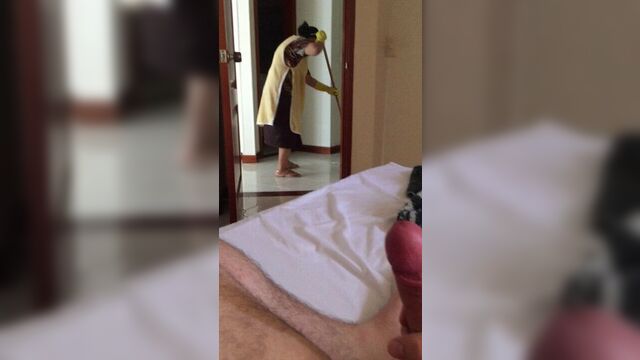 Дик светит горничной с открытой дверью - ей нравится наблюдать