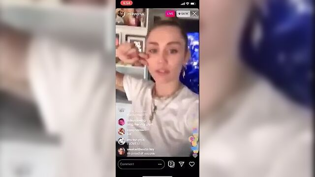 Miley Cyrus - королева огромного члена