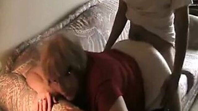 Пухлая 56-летняя горячая бабуля трахается с большим черным членом