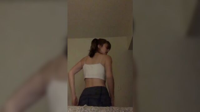 Lia Marie Johnson танцует без лифчика