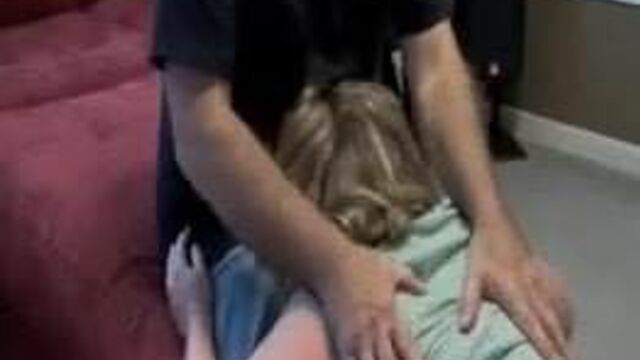 Abby получает свое первое шлепанье голым дном