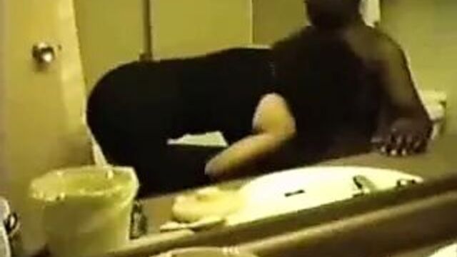 Жена лижет очко черному