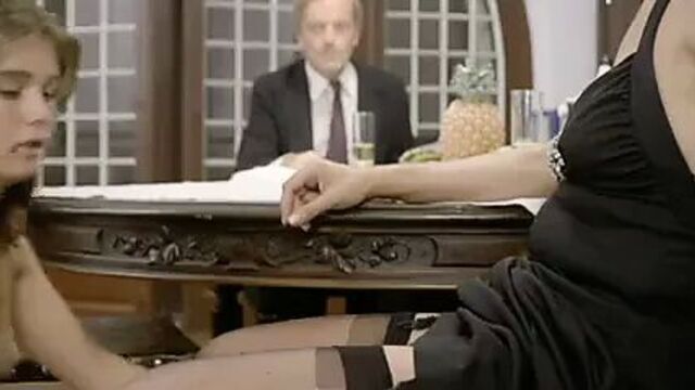 Девушка лижет киску милфы, пока мужчина наблюдает