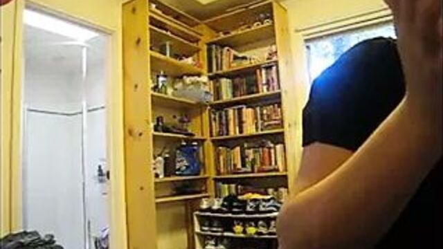 Симпатичная любительница дрочит своему другу в любительском видео