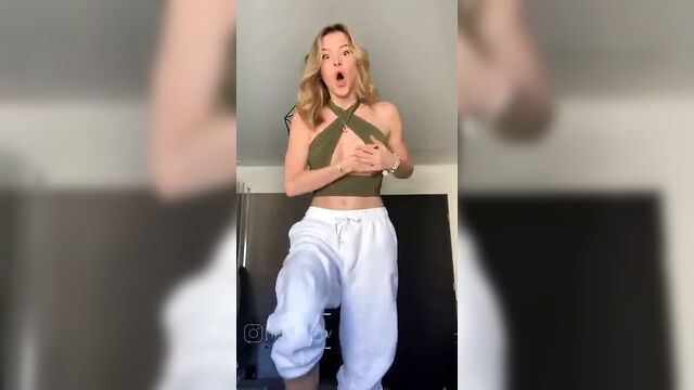 Lea Elui сисечки выпадают из этого наряда