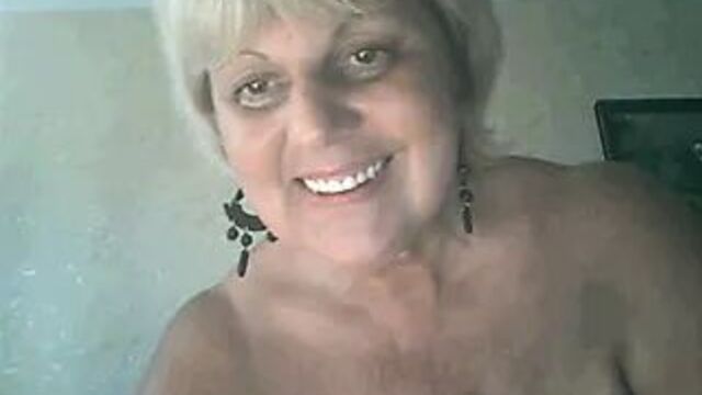 Бабушка вынимает ее сиськи