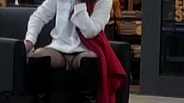 Trina показывает киску в местном торговом центре