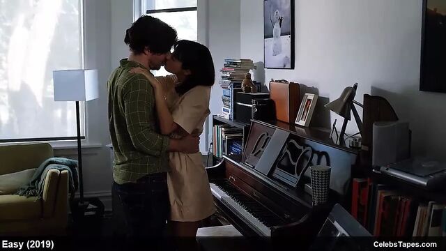 Kate Micucci и Malin Akerman обнаженные и горячие сцены секса в тройничке