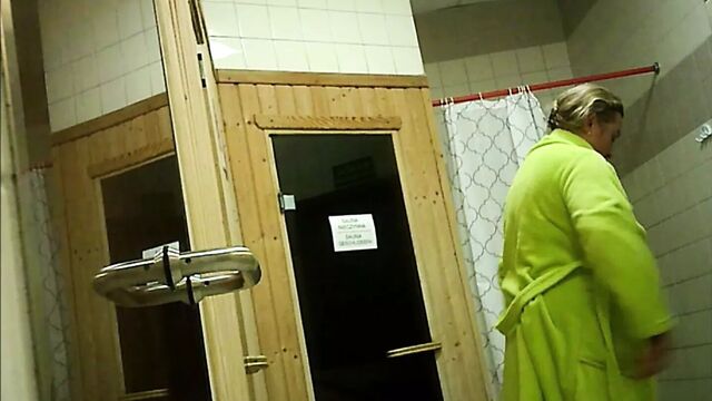 С 59-летней зрелой матерью в сауне.