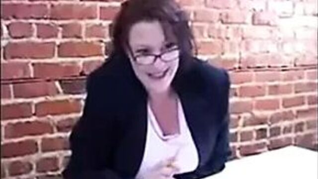 Лучшие женщины сосут мужские соски, подборка!