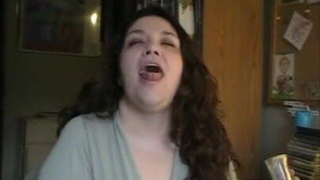 Зрелая толстушка пьет сперму из рюмки