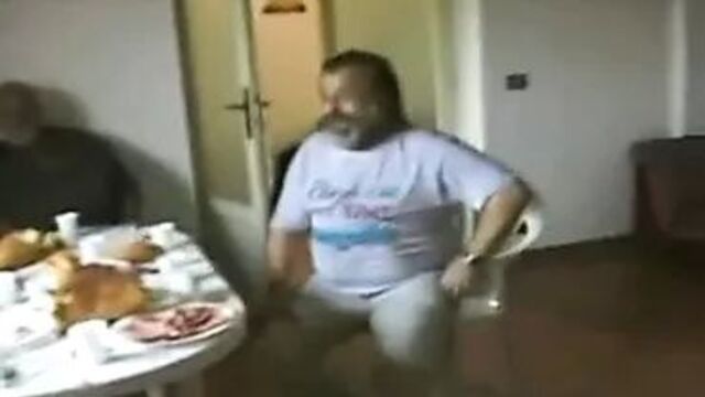 Она сосет у старика, пока его друзья смотрят