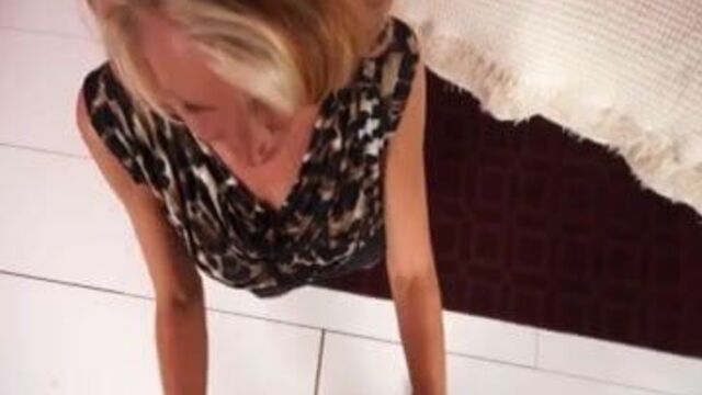 Сексуальная милфа делает массаж членом